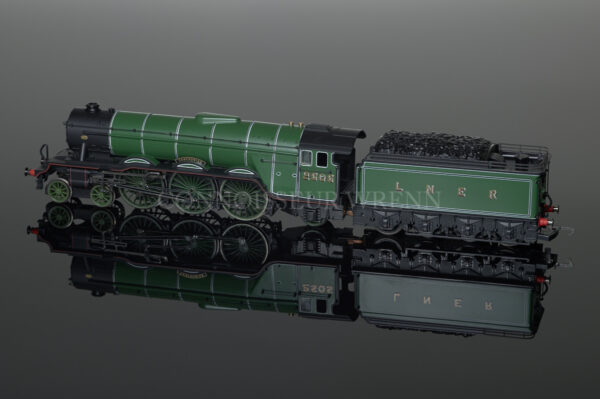 Hornby "Cameronian" A3 4-6-2 Pacific Class LNER Green Locomotive model R2103-1864