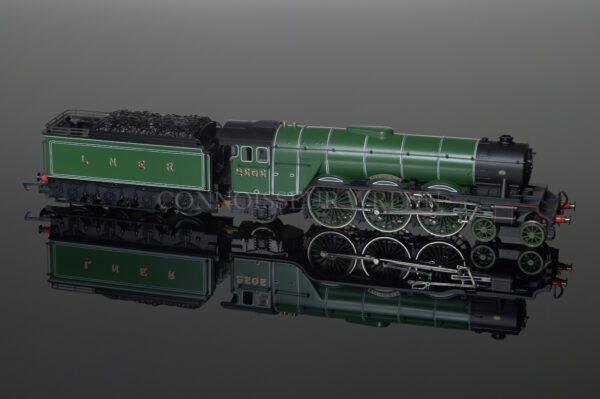 Hornby "Cameronian" A3 4-6-2 Pacific Class LNER Green Locomotive model R2103-0