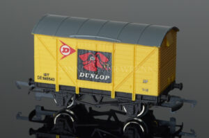 Wrenn W5004 Ventilated Van "DUNLOP" 12T Alternative Rolling Stock-0