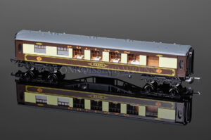 Wrenn White Table "PULLMAN" 1st Class Passenger Coach HAZEL W6002/H -0