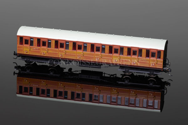 Hornby Model Railways LNER Gresley Suburban 3rd Class Coach (3182) R4516-2717