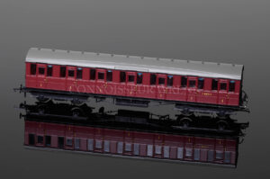 Hornby Railways Gresley Suburban 1st Class E81035E Coach model R4648-0