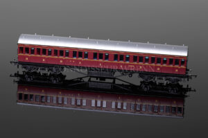 Hornby Railways LMS Maroon Non-Corridor Composite Coach model R4656-0