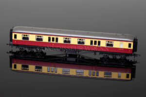 Hornby Model Railways BR Hawksworth Coach 1st Class W 8114 W ref. R4493 -0