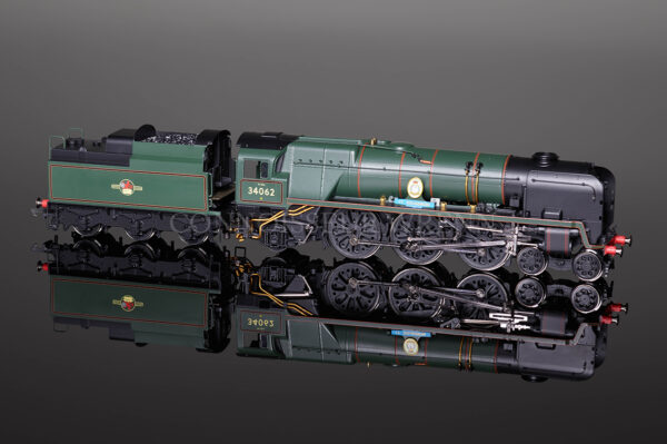 Hornby Model Railways "17 SQUADRON" Battle Britain Class SUPER DETAIL R2587-0