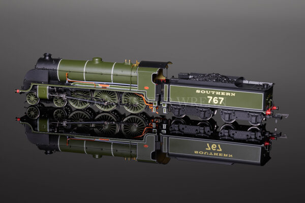 Hornby Model Railways "SIR VALENCE" King Arthur Class N15 SUPER DETAIL Locomotive R2836-3050