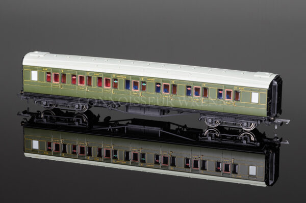 Hornby Model Railways SR Green Maunsell Four Compartment 3rd Class Coach R4299A-0