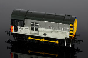 Hornby DCC fitted (no. 834) Class 08 Shunter Diesel Electric RailFreight Distribution 32-122